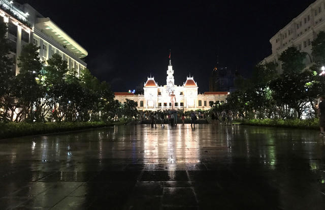 Khu công viên trước Tượng đài Bác Hồ ở trung tâm TPHCM thưa thớt du khách.