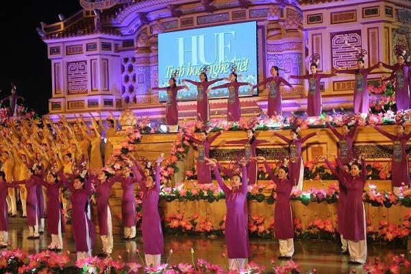 Chùm ảnh ấn tượng đêm khai mạc Festival nghề truyền thống Huế 2017