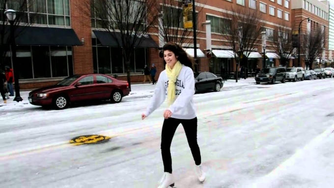 Mặc dù trượt trên mặt đường phủ đầy băng tuyết rất nguy hiểm, nhưng giới trẻ Canada đặc biệt hào hứng với thú vui này.