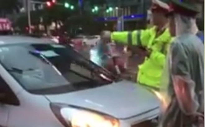 CSGT chặn chiếc xe taxi đi vào đường xe ưu tiên vào chiều 19/5.