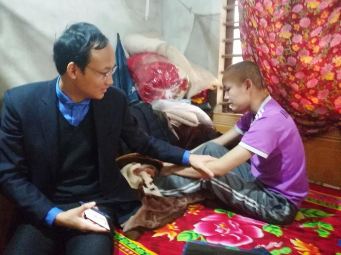 Bác sĩ Khánh trong một lần đến tận nhà thăm hỏi bệnh nhân nghèo.
