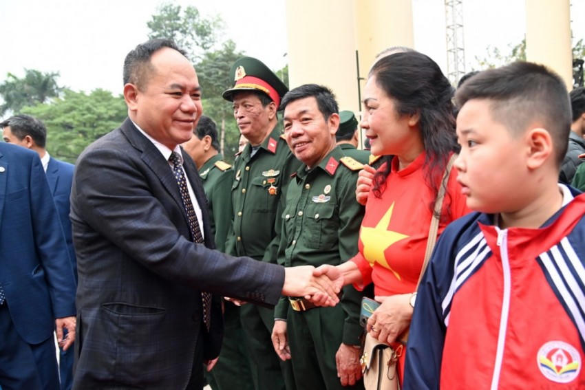 Trung tướng Nguyễn Thanh Tùng thăm hỏi người dân phường Nghĩa Đô.