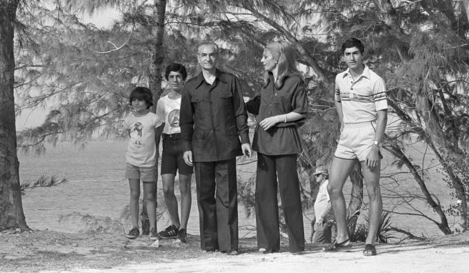 Shah Mohammad Reza Pahlavi (vị vua cuối cùng của Iran) bị trục xuất trong kỳ nghỉ với vợ và con ở Bahamas, tháng 3/1979. Ảnh: AP.