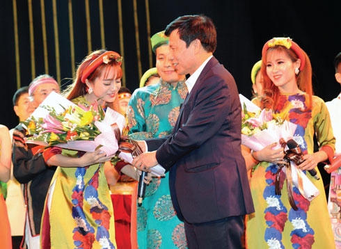 Bộ trưởng Nguyễn Ngọc Thiện tặng hoa các nghệ sĩ sau đêm diễn 30/11