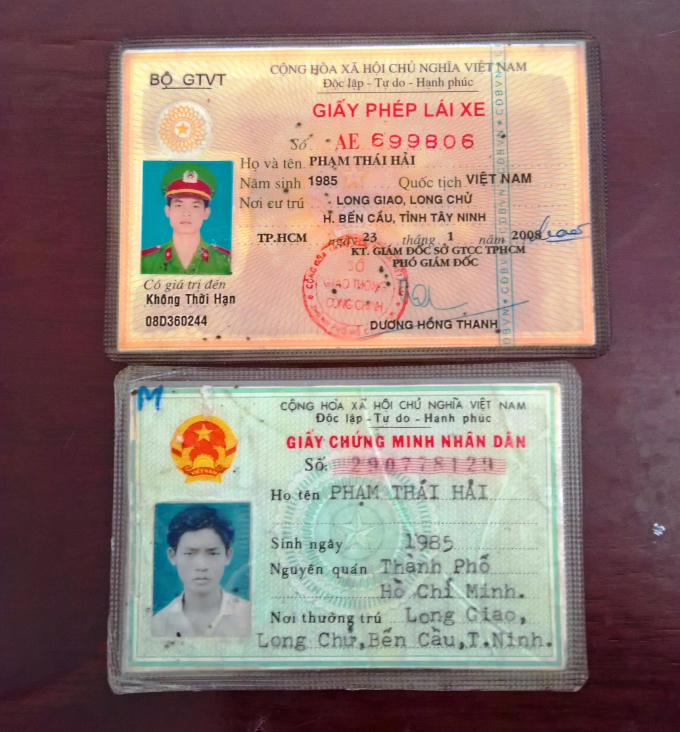 Chứng minh nhân dân và giấy phép lái xe có dán đồng phục công an giả được Hải dùng để đi lừa