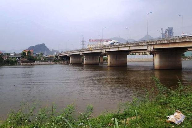 Cầu Bồng Lạng, nơi đôi nam nữ nhảy xuống sông.