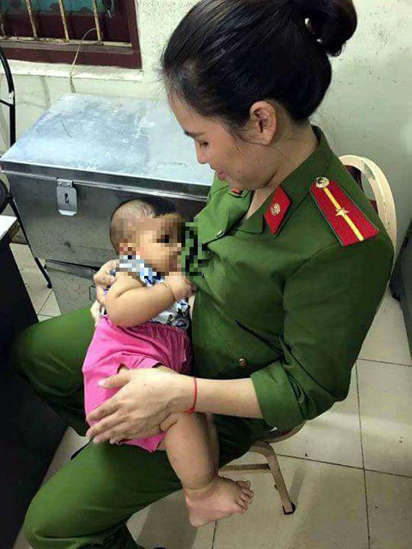 Nữ chiến sĩ công an cho cháu bé bị bỏ rơi bú.