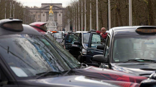 Tài xế taxi truyền thống biểu tình ở London năm 2016 phản đối taxi công nghệ (ảnh: AFP)