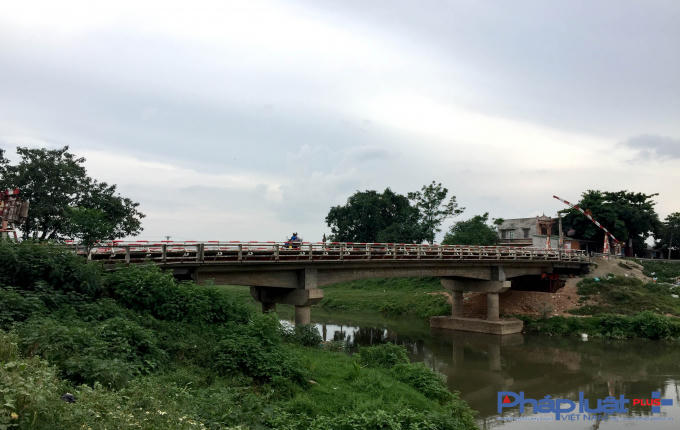 Cầu Chiếc (lý trình Km8+255) nằm trên địa bàn xã Hiền Giang - Thường Tín án ngữ con đường huyết mạch TL427 nối QL21B (Thanh Oai) với QL1 (Thường Tín). Cây cầu được xây dựng từ những năm 80 của thế kỷ trước, tải trọng tối đa 10 tấn.