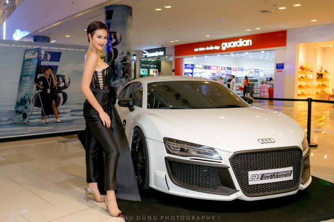 Phương Mai khoe chân dài trong sự kiện ra mắt bom tấn Fast & Furious 8.