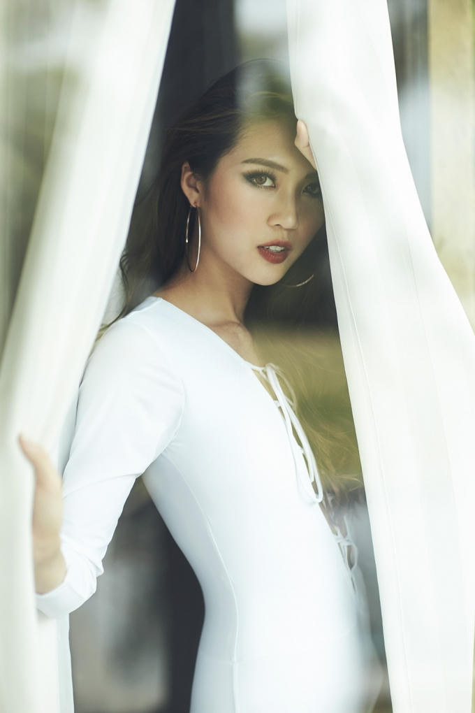 Tường Linh vượt Ngọc Trinh khoe vòng eo 55 bên bờ biển