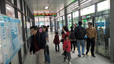 Ngay ngày đầu khai trương, đã có rất đông người dân lựa chọn trải nghiệm xe buýt nhanh