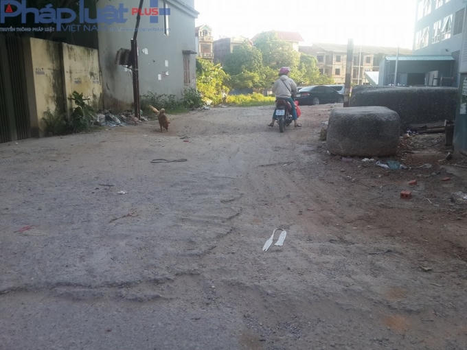 Cư dân phải sử dụng con đường này, đất đá gồ ghề, lởm chởm.