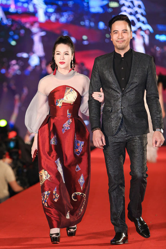 Diễn viên Nhật Kim Anh và Đỗ Thành Tài khoác tay nhau tình tứ khi sáng đôi trên thảm đỏ