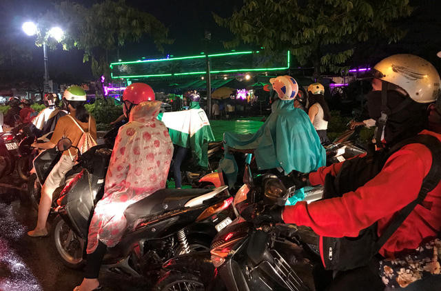 Nhiều người có việc đi lại trên đường phải trùm kín áo mưa, áo ấm để tránh mưa lạnh.