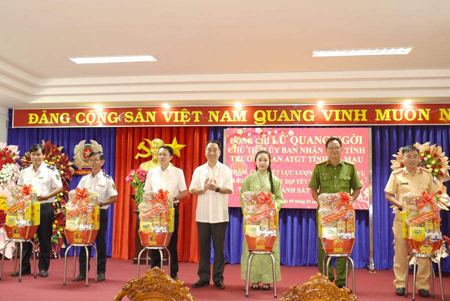Chủ tịch UBND tỉnh Cà Mau, chúc Tết các lực lượng làm nhiệm vụ bảo đảm TTATGT.