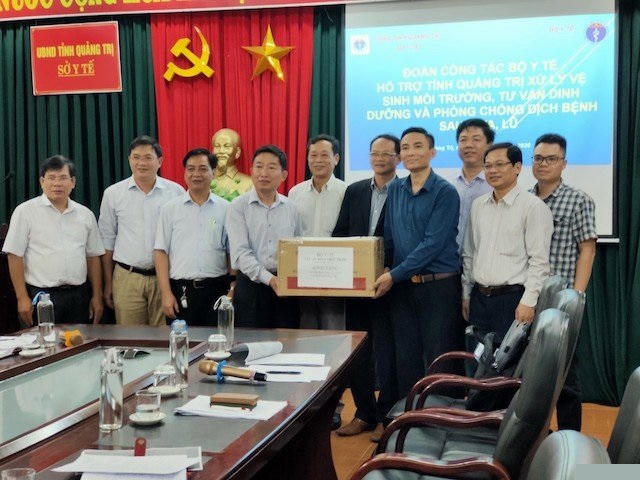 Tổ công tác của Bộ Y tế tặng quà Sở Y tế Quảng Trị.