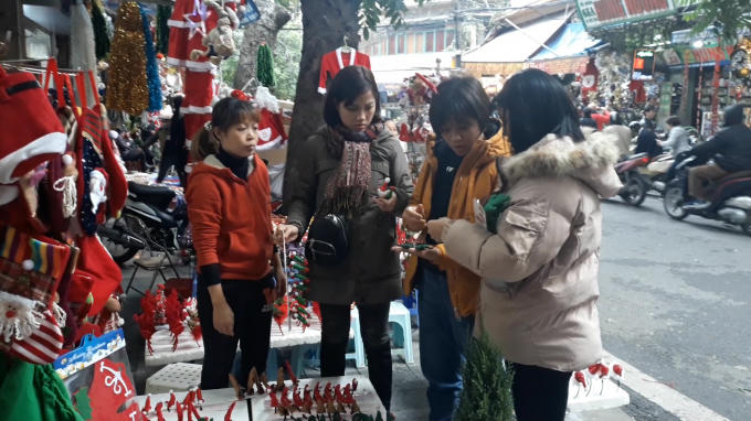 Phố Hàng Mã nhộn nhịp trước ngày lễ Giáng Sinh