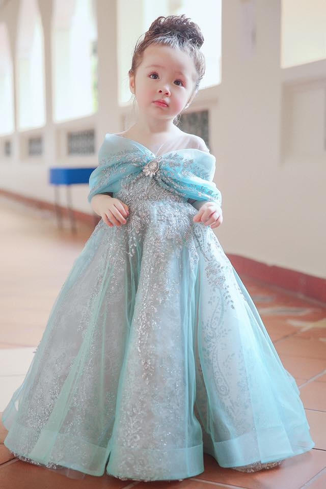 Con g&aacute;i Elly Trần h&oacute;a n&agrave;ng &ldquo;Lọ Lem&rdquo; g&acirc;y sốt