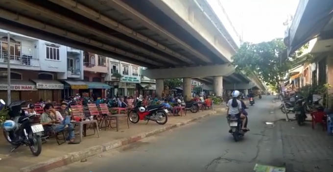 Gầm cầu Kênh Tẻ hiện đang được sử dụng làm quán nước.