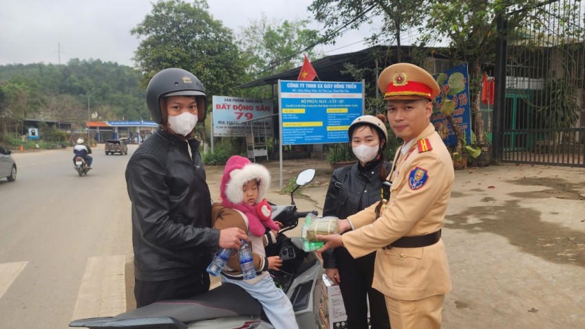CSGT Tân Lạc tiếp sức cho người dân trên hành trình về quê đón tết.
