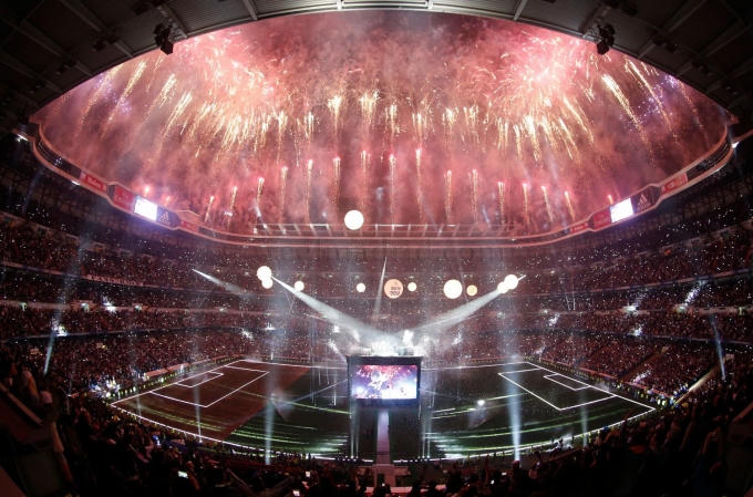 Lễ mừng công hoành tráng tại SVĐ của CLB.