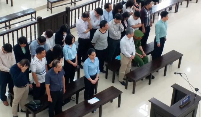 Các bị cáo trong phiên tòa sáng nay.