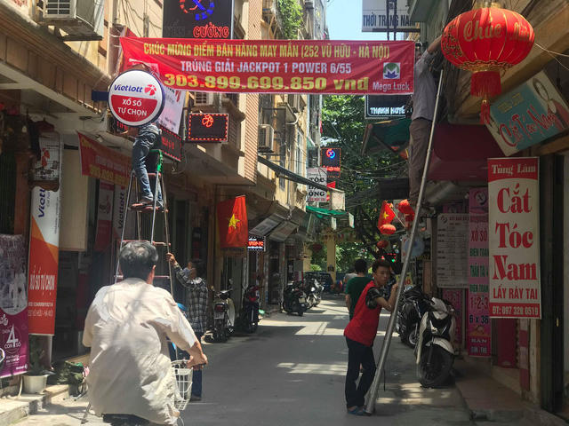 Băng rôn trang hoàng để chúc mừng nhưng nhiều ngày qua, vẫn không thấy bóng dáng, tín hiệu người trúng giải. Nguồn: dantri.com.vn