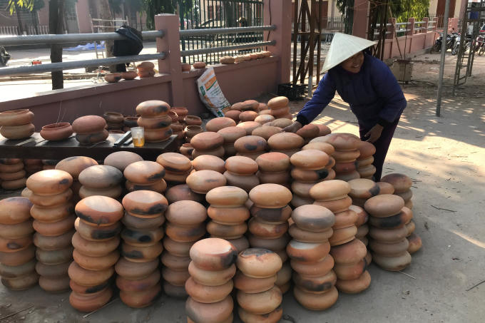 Những chiếc nồi đất là sản phẩm của làng nghề truyền thống xã nơi đây. Việc làm cây thông Noel cũng là một hình thức quảng cáo sản phẩm cho làng nghề.