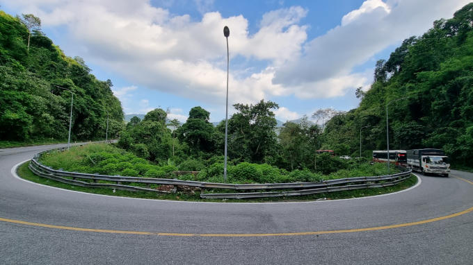 Được xây dựng năm 1973, đèo Bảo Lộc còn có tên gọi là Đèo B'Lao theo tiếng của người K'ho. Đây là đèo thứ 2 mà các du khách phải vượt qua trên cung đường từ Thành phố Hồ Chí Minh đến Thành phố Đà Lạt.