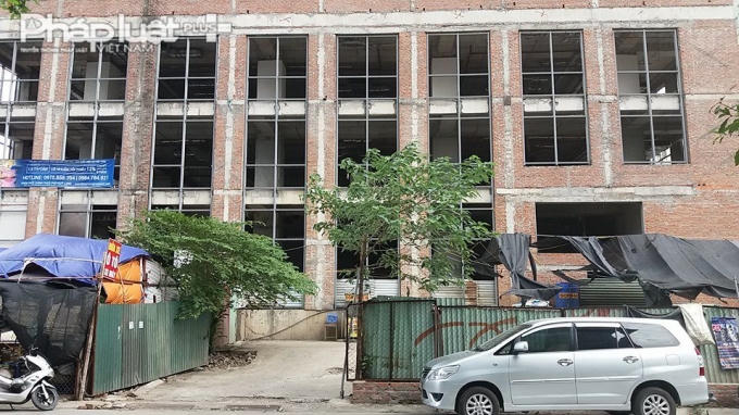 Công trình chỉ mới được xây xong phần thô và nằm đắp chiếu. 