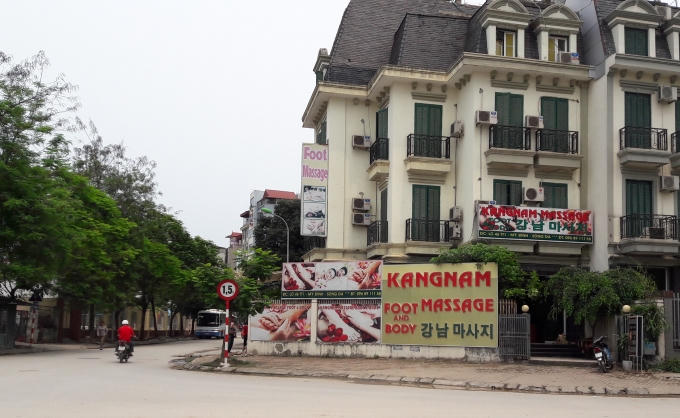 Biển hiệu này chỉ có song ngữ Anh - Hàn.