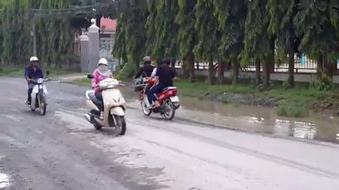 B&igrave;nh Dương: Mương tho&aacute;t nước bị lấp, người d&acirc;n
