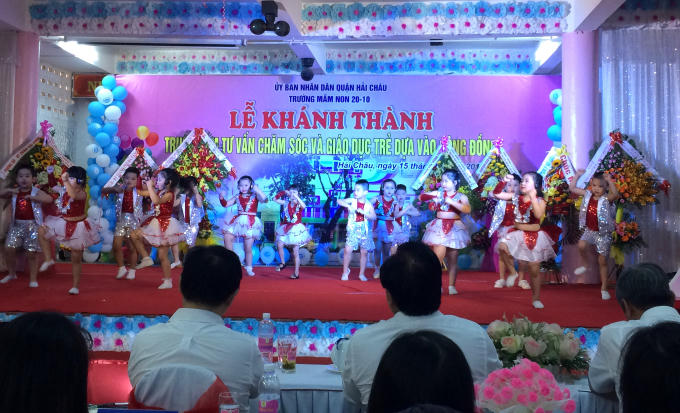 Các em nhỏ biểu diễn văn nghệ trong buổi khánh thành trung tâm.