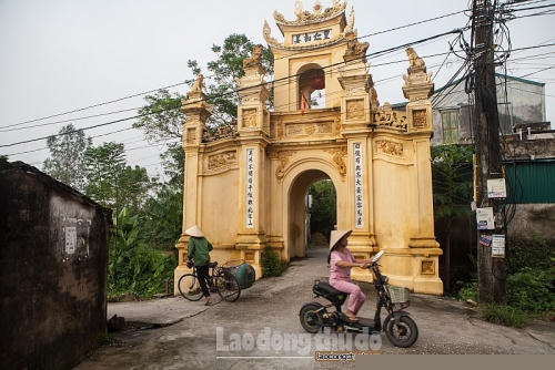 Cổng làng Cựu xây kiểu tam quan nhà chùa, vừa là cổng, lại vừa là chiếc cầu bắc qua con kênh dẫn nước. Cổng làng Cựu cổ mà không hẳn cổ, hiện đại mà không hẳn hiện đại.