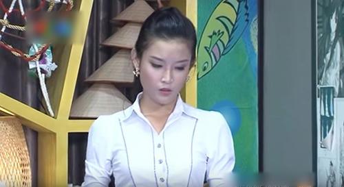 Nhiều người cho rằng Á hậu đã trải qua phẫu thuật thẩm mỹ mới có được nhan sắc như hiện tại.