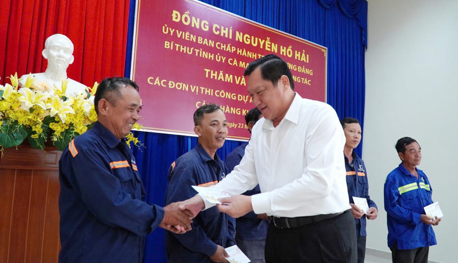 Ông Lâm Văn Bi - Phó Chủ tịch Thường trực UBND tỉnh, tặng quà động viên người lao động đang thi công tại Dự án mở rộng, nâng cấp Cảng hàng không Cà Mau.