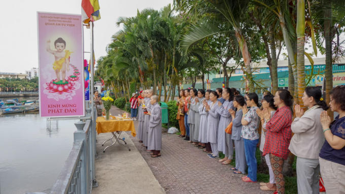 Lễ cầu nguyện trước giờ thả sen.