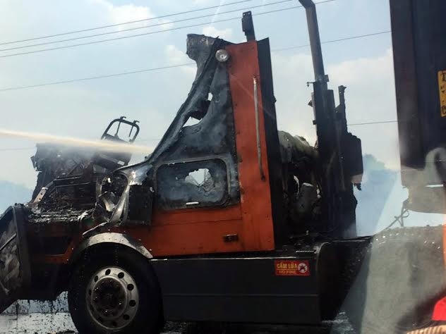 Đầu xe container bị cháy trụi.