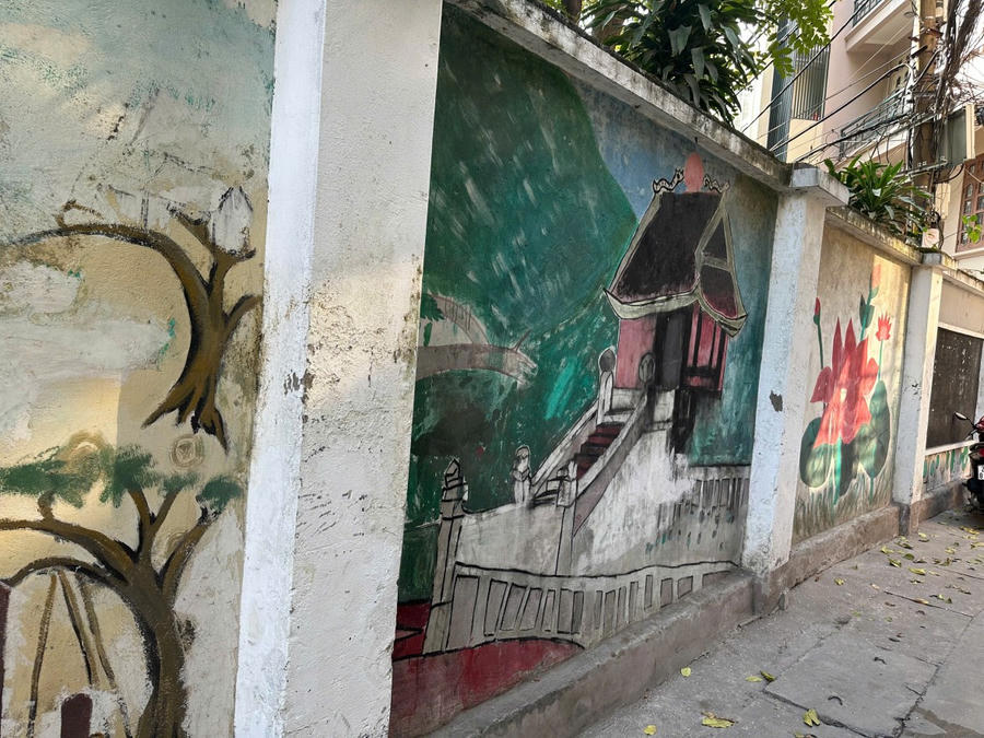 Những bức bích họa "cây nhà lá vườn".