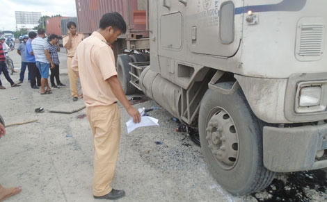 Chiếc xe m&ocirc; t&ocirc; nằm gọn dưới gầm xe đầu k&eacute;o. Ảnh:C&ocirc;ng an nh&acirc;n d&acirc;n.