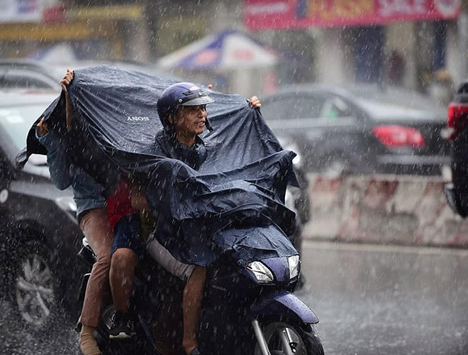 Mưa lớn xuất hiện trong ngày nghỉ lễ 30-4 tạo thời tiết mát mẻ khiến người dân “giải nhiệt” sau chuỗi ngày nắng nóng