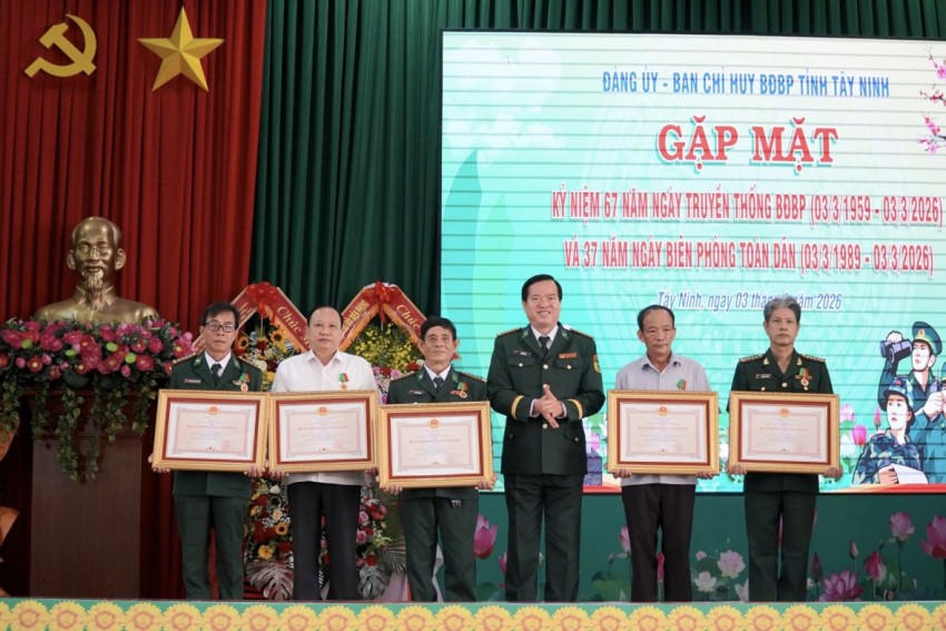 Trao các Huân chương Bảo vệ Tổ quốc cho các đồng chí nguyên lãnh đạo BĐBP Tây Ninh qua các thời kỳ