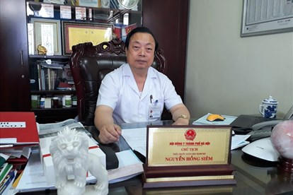 TTND Nguyễn Hồng Siêm- Chủ tịch Hội Đông y TP Hà Nội trả lời PV báo Lao Động (Ảnh: T.Linh)