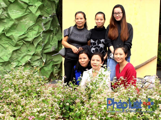 Tranh thủ ghi lại khoảnh khắc tuyệt đẹp với hoa.