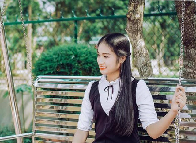 Lê Ngọc, học sinh lớp 11D2 trường THPT Huỳnh Thúc Kháng, TP Vinh, tỉnh Nghệ An. Nữ sinh cover ca khúc "Xin đừng lặng im" bằng giai điệu dân ca ví dặm.