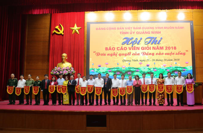 Các đồng chí lãnh đạo tỉnh trao Cờ lưu niệm cho các Đảng bộ trực thuộc tỉnh.