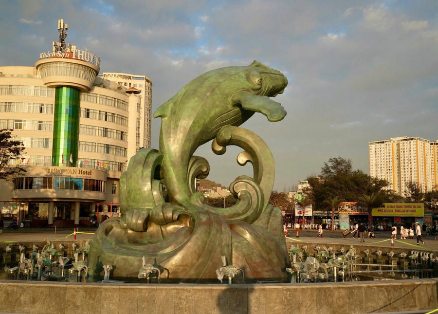 Hình tượng Cá Ông vươn mình từ biển lớn, thân uốn cong theo nhịp sóng, thể hiện sức sống đại dương và tinh thần khoáng đạt của đô thị biển.