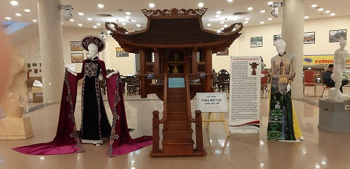 Tác phẩm Chùa Một cột thu nhỏ của Thương binh Phí Đình Tuấn.