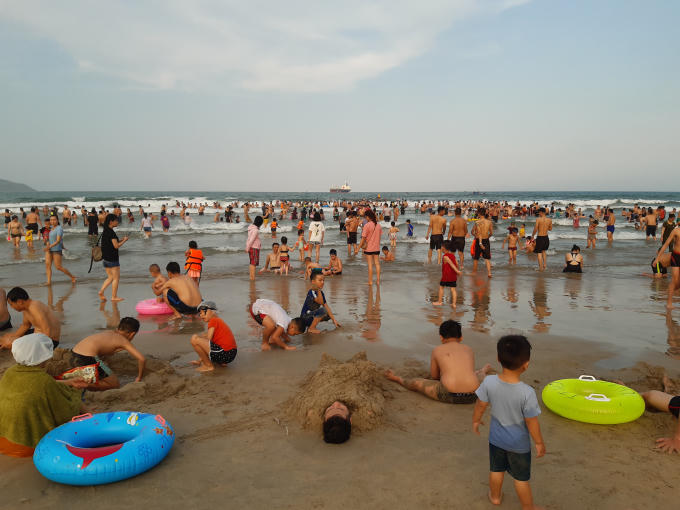Sau thời gian hơn 3 tuần giãn cadch xã hội, người dân Đà Nẵng và du khách thoải mái tắm biển, du lịch.